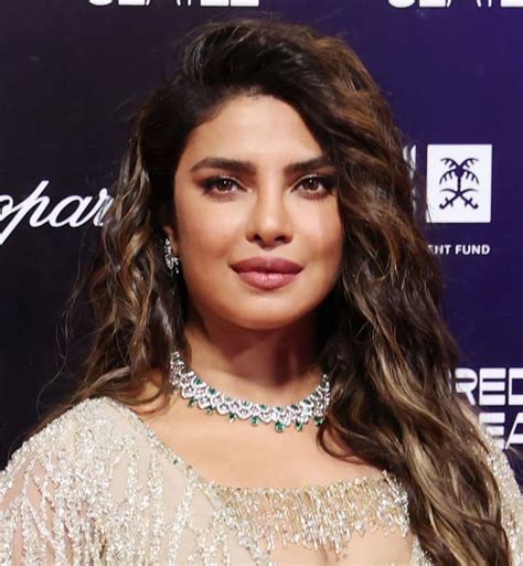 In pics: Priyanka Chopra stuns in bikini as she takes。